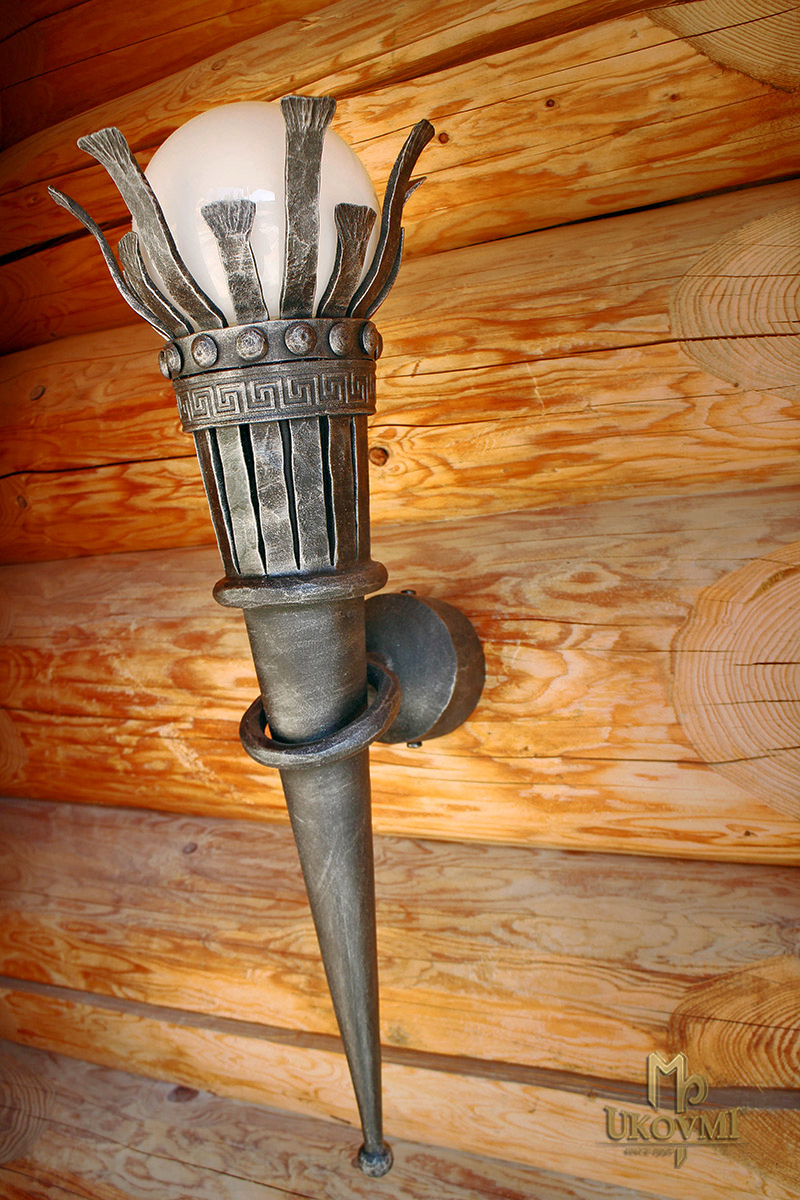 Kovaná nástenná lampa FAKĽA - exteriérové svietidlo