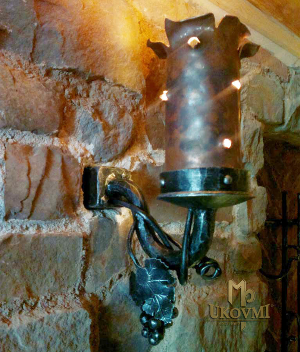 Kované nástenné svietidlo z tepanej mede - historická lampa