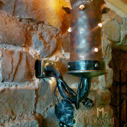 Kované nástenné svietidlo z tepanej mede - historická lampa