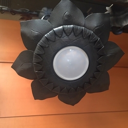 Kovaná lampa Slnečnica v základnej čiernej farbe bez patiny s možnosťou nanesenia zlatej, striebornej, medenej alebo zelenej patiny