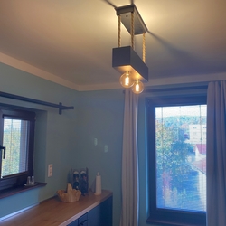 Moderné interiérové osvetlenie - závesné svietidlo s 2 žiarovkami v kuchyni