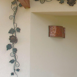 Exteriérové medené svietidlo na terase rodinného domu - dizajnová nástenná lampa