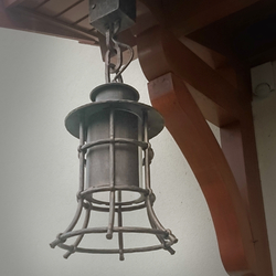 Exterirov zvesn svietidlo s historickm dizajnom vykovan do tvaru zvona - vonkajie osvetlenie
