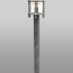 Exteriérová stojanová lampa na osvetlenie záhrad a parkov - moderné svietidlo na obrázku v striebornej patine