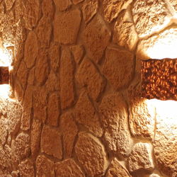 Osvetlenie vínnej pivnice lampami z tepanej mede v historickom štýle - interiérové svietidlá