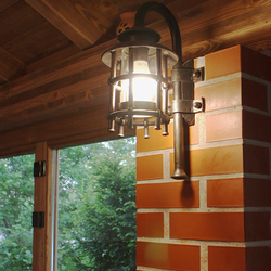 Osvetlenie letného uzavretého altánku vo vintage štýle nástennými lampami KLASIK 