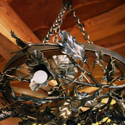 Dizajnové svietidlo s prírodným motívom duba - ručne kovaný luster v kolese voza - luxusné svietidlo 