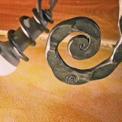 Luxusný luster - ručne kované svietidlo v modernom štýle s pečaťou UKOVMI - detail svietidla