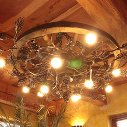 Umelecké ručne vykované závesné svietidlo s lesným motívom sosny - luxusné svietidlo do interiéru