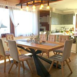 Dizajnové svietidlo v jedálni rodinného domu - moderný luster kosodĺžnikového tvaru vyrobený v UKOVMI