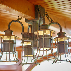 Zvesn tvorramenn luster navrhnut a vyhotoven pre letn altnok ako jedna z monost rznych kombinci osvetlenia