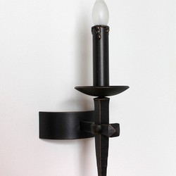 Kovaná lampa s 1 sviečkou určená na bočné osvetlenie kaštieľov, hradov, zámkov a iných historických interiérov