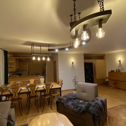 Moderné dizajnové svietidlo v interiéri rodinného domu - kovaný originálny luster
