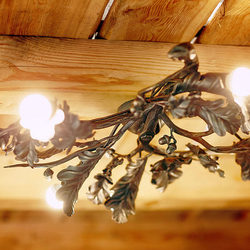 Ručne kovaný závesný luster DUB v altánku rodinného domu - dizajnové svietidlo z ateliéru dizajnu a umenia UKOVMI