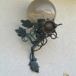 Umelecké svietidlo vykované do tvaru slnečnice na terase rodinného domu - luxusná exteriérová lampa