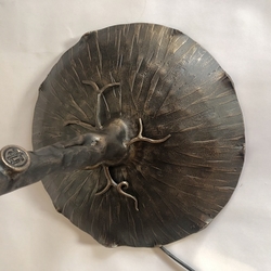 Originálna umelecká lampa Slnečnica s pečaťou UKOVMI - detail ručne kovaného podstavca