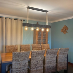 Dizajnové svietidlá do bytu na mieru ako 2,3 a 5 žiarovkové - kovaný luster nad jedálenským stolom