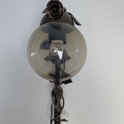 Exteriérová kovaná lampa s prírodným motívom vás zanesie do kvetinovej záhrady - romantický dizajn