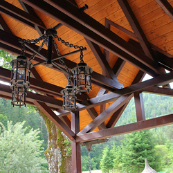 Originálny štvorramenný luster ručne vyhotovený pre penzión v Slovenskom raji - záhradné svietidlo