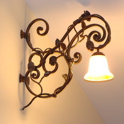 Rustikálna bočná lampa do interiérových priestorov - luxusné nástenné svietidlo z UKOVMI
