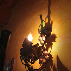 Kované bočné osvetlenie s prírodným motívom viniča z ateliéru umenia a dizajnu UKOVMI