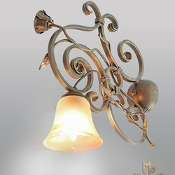 Exkluzívne nástenné svietidlo prepletené ružou v rustikálnom štýle - interiérová bočná lampa