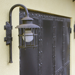 Exteriérové ručne kované lampy KLASIK pri ateliéri kováčskeho umenia UKOVMI v striebornej patine