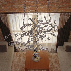 Majestátny kovaný luster KOREŇ - luxusné závesné svietidlo v hale horskej chalupy - pohľad zhora