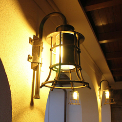 Nočný pohľad na svietiacu lampu KLASIK ZVON - bočné osvetlenie domu a terasy