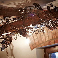 Dizajnové svietidlo na tráme vo vínnej pivnici s hroznovým motívom - štýlové svietidlá
