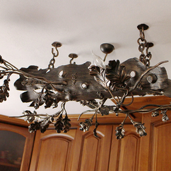 Závesné svietidlo ručne vykované ako dubový konár v interiéri rodinného domu - umelecké svietidlo
