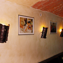 Bočné historické tienidlá vo vínnej pivnici - interiérové osvetlenie - originálne svietidlá z UKOVMI