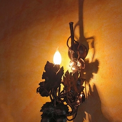 Umeleck dizajn nstennej lampy vykovanej v ateliri kovskeho umenia UKOVMI