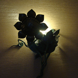 Nočný pohľad na rozsvietenú umeleckú lampu Slnečnicu - luxusné osvetlenie wellness