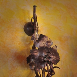 Bočná lampa VINIČ BEZ HROZNA s umeleckým dizajnom ako originálne kované svietidlo z UKOVMI